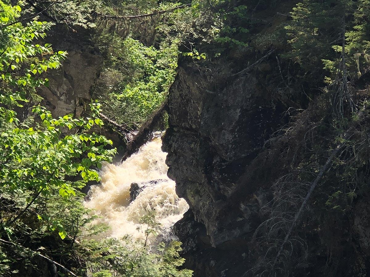 Grottes des fées, Sentiers pédestre